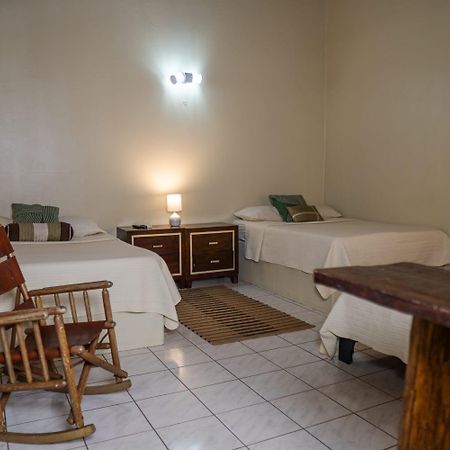 Guápiles Hotel Y Cabinas Del Tropico מראה חיצוני תמונה