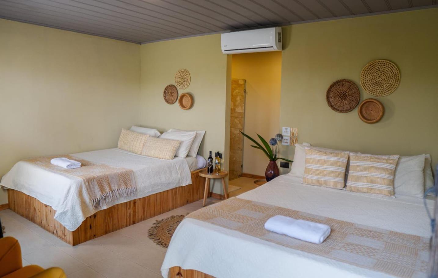Guápiles Hotel Y Cabinas Del Tropico מראה חיצוני תמונה