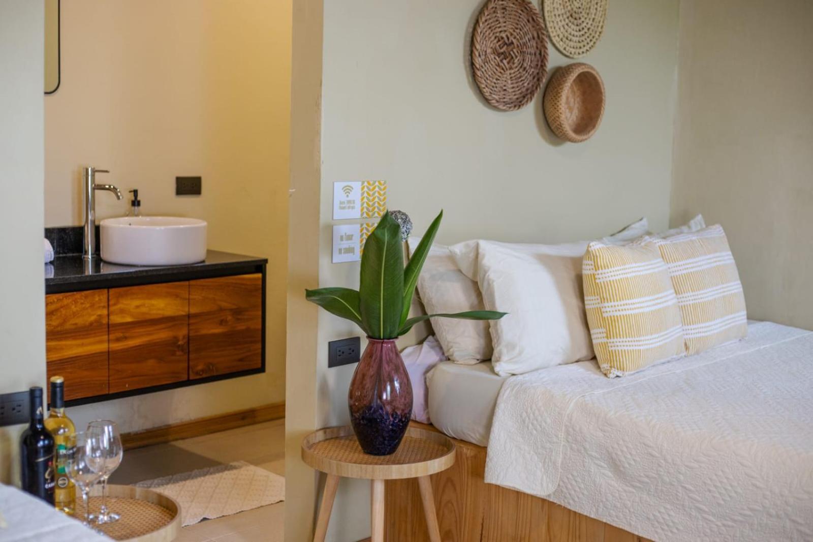 Guápiles Hotel Y Cabinas Del Tropico מראה חיצוני תמונה