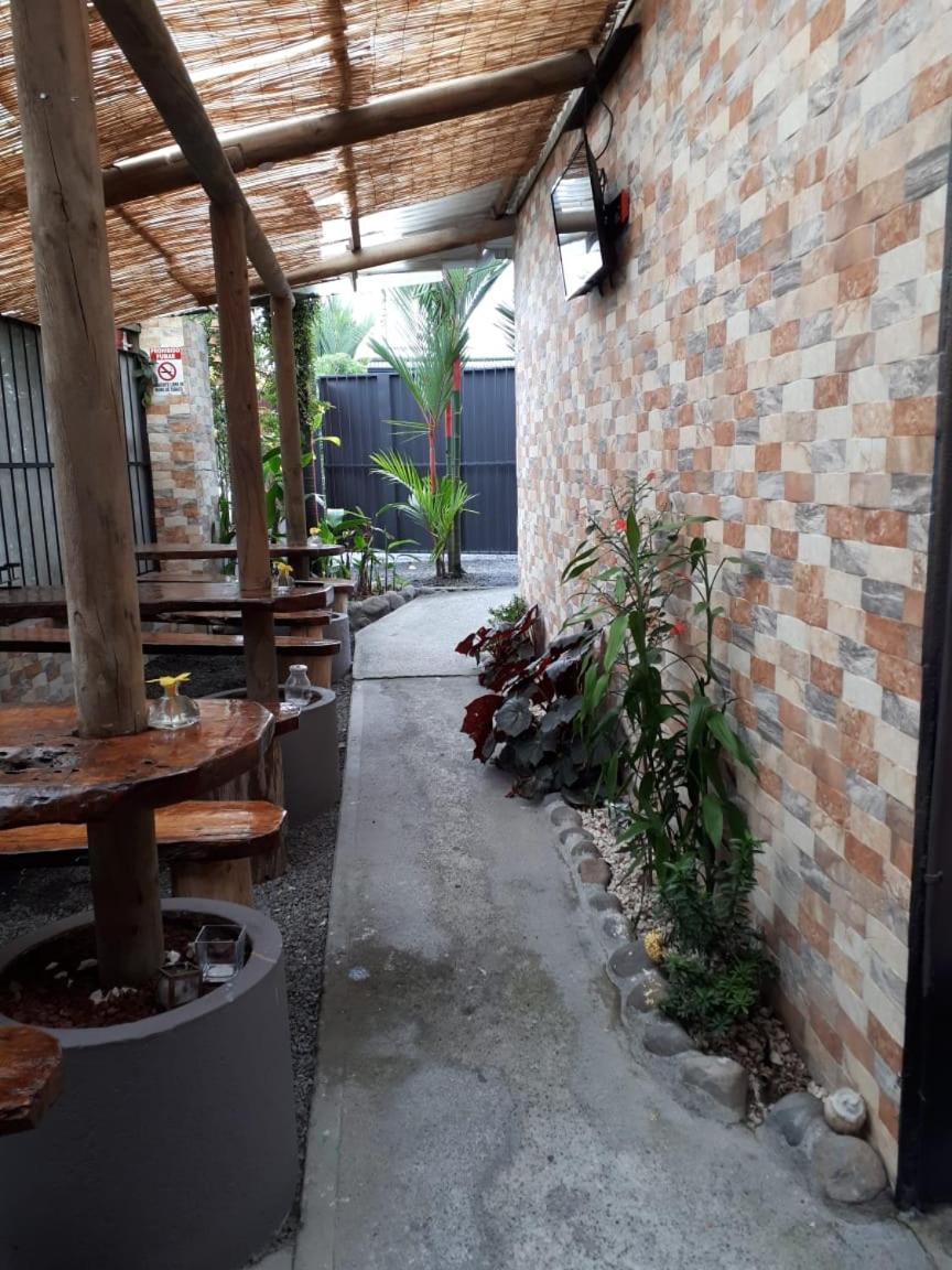 Guápiles Hotel Y Cabinas Del Tropico מראה חיצוני תמונה